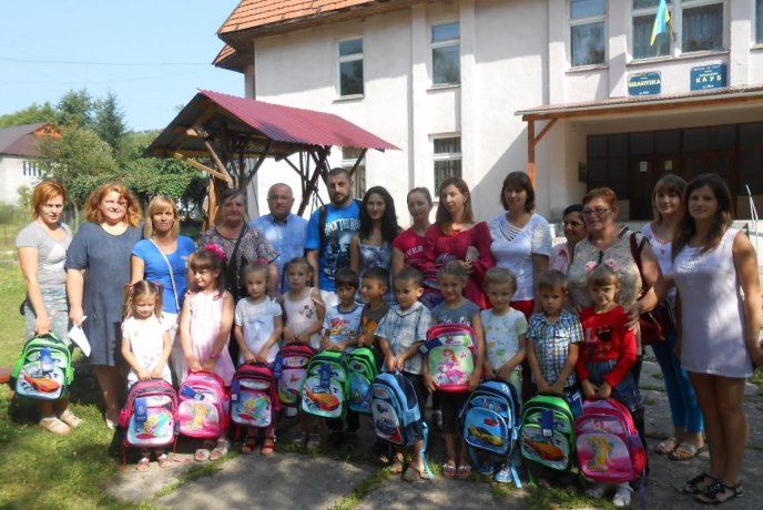 Майбутні першокласники Рахівщини отримали шкільні ранці та набори для навчання – 07