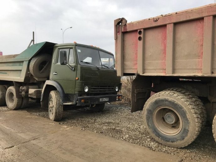 В Ужгороді забудовника оштрафують за те, що вантажівки виїжджали з будівництва із брудними колесами – 08