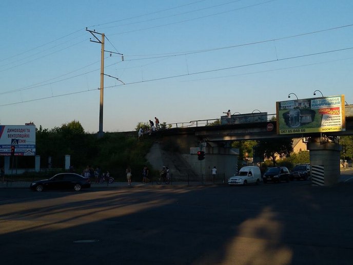 Спроба самогубства: жінка намагалася стрибнути з мосту – 02