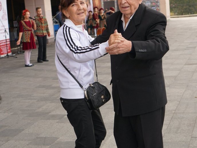 Салон краси просто неба: в Ужгороді зробили подарунок для людей похилого віку – 14 Салон краси просто неба: в Ужгороді зробили подарунок для людей похилого віку – 14