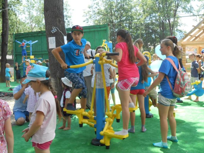 У столиці Гуцульської республіки відкрили спортмайданчик із більше десятком різних тренажерів – 03