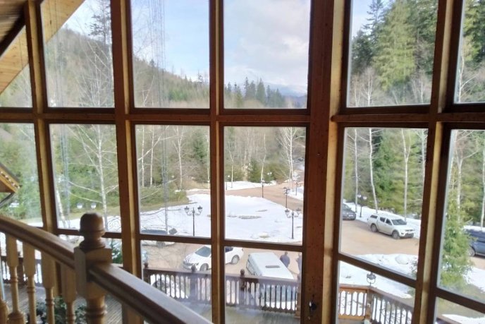 Обшуки маєтку родини Віктора Медведчука на Закарпатті: опубліковано ексклюзивні кадри – 25