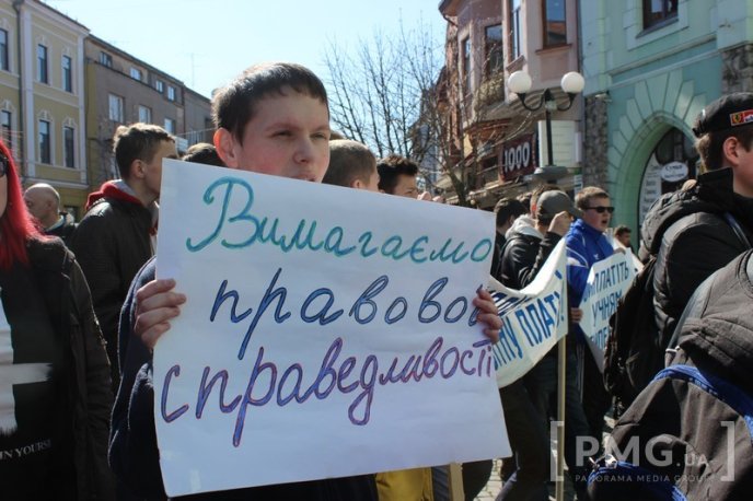 Протести у центрі Мукачева: сутички, заблокована ратуша та крики "Ганьба" в адрес мера – 08