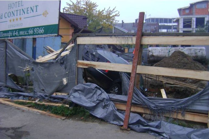 Карколомна ДТП в Ужгороді: "Шкода" проломила дерев’яний паркан і в’їхала на будмайданчик – 01