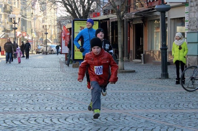 Мукачівці влаштували вулицями міста новорічний забіг – 16