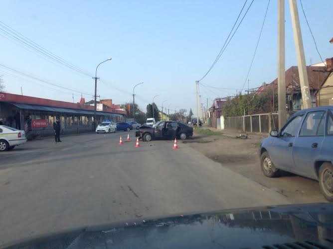 ДТП в Ужгороді: в одному із мікрорайонів міста іномарка вилетіла в кювет – 01