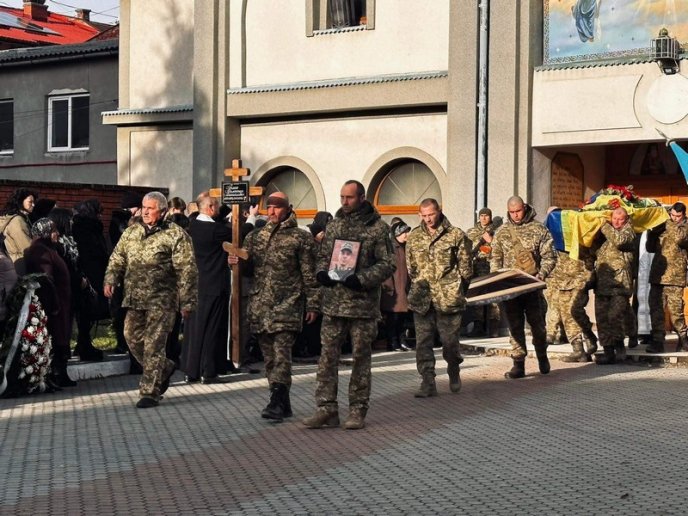 У Мукачеві провели в останню путь військового, який загинув на Новий рік – 04 У Мукачеві провели в останню путь військового, який загинув на Новий рік – 04