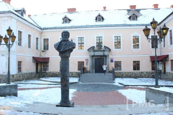Пам’ятник Міхаю Мункачі встановили у дворі художньої школи – 02 Пам’ятник Міхаю Мункачі встановили у дворі художньої школи – 02