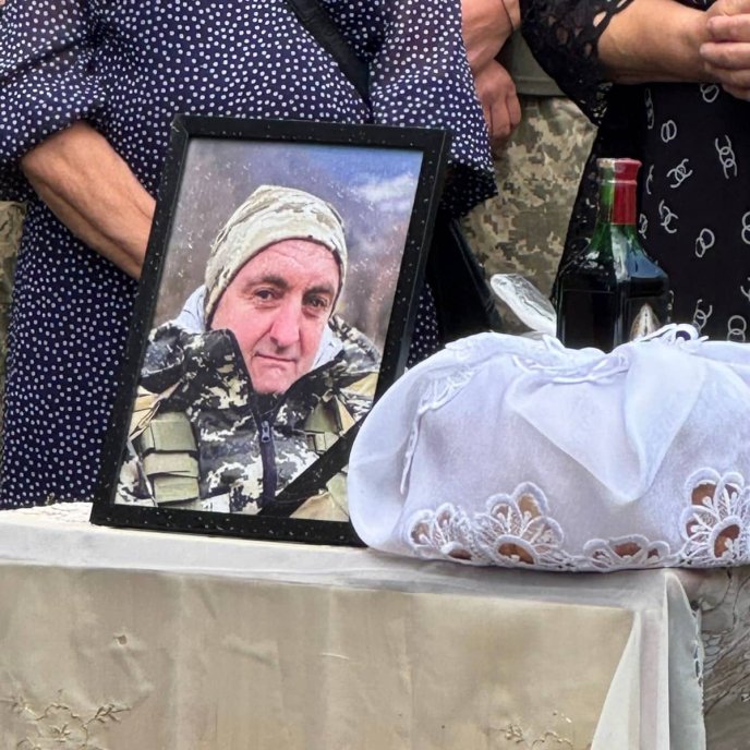 На Закарпатті поховали захисника, який помер у лікарні від отриманих на війні поранень – 01 Від отриманого поранення помер захисник Юрій Дунка