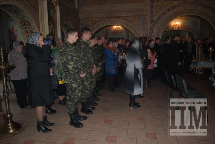 Сотні заплаканих очей провели в останню дорогу загиблого у зоні АТО мукачівця (ФОТОРЕПОРТАЖ) – 05