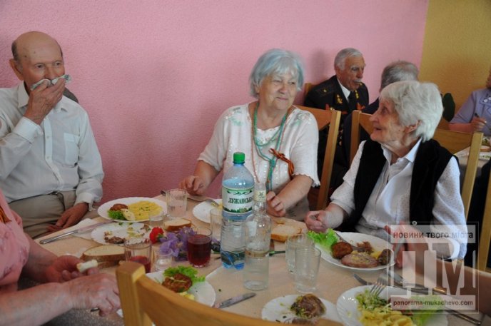 Мер Мукачева випив з ветеранами "фронтові" 100 грам (ФОТО) – 16