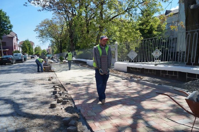 У Мукачеві облаштовують нові тротуари – 03