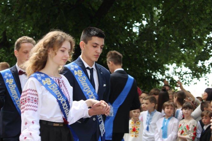Як у лінгвістичній гімназії в Ужгороді останній дзвоник проходив – 06 Як у лінгвістичній гімназії в Ужгороді останній дзвоник проходив – 06