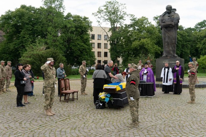 В Ужгороді поховали Героя, який минулого року став на захист України – 03 В Ужгороді поховали Героя, який минулого року став на захист України – 03