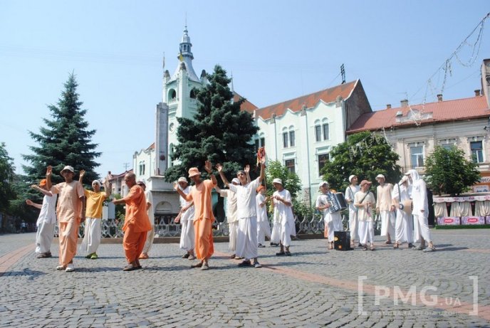 У центрі Мукачева виступають кришнаїти – 01
