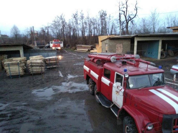 14 рятувальників гасили пожежу на підприємстві – 04