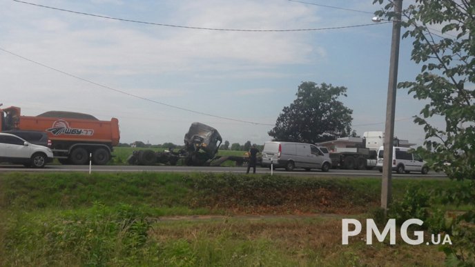 Рух ускладнений: на місці вчорашньої смертельної аварії працює спецтехніка – 01