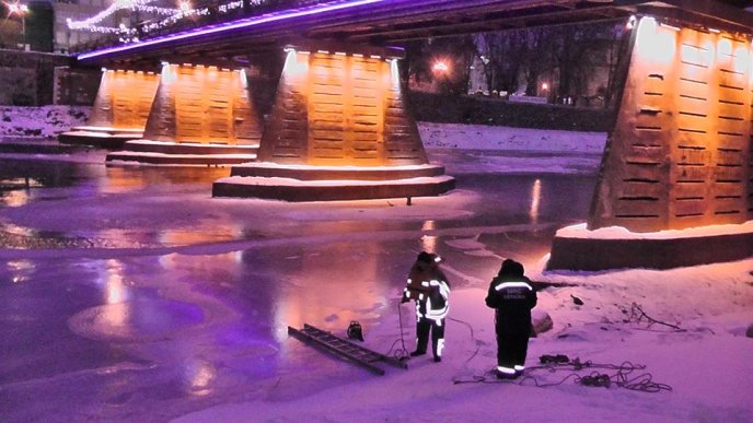 В Ужгороді рятувальники бензопилами звільняли качок та лебедів з крижаного полону – 01