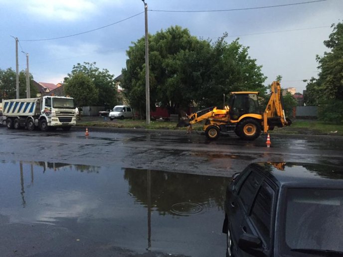 Користувачі соцмереж висміюють роботу мукачівських дорожників, які у дощ асфальтували дорогу – 04