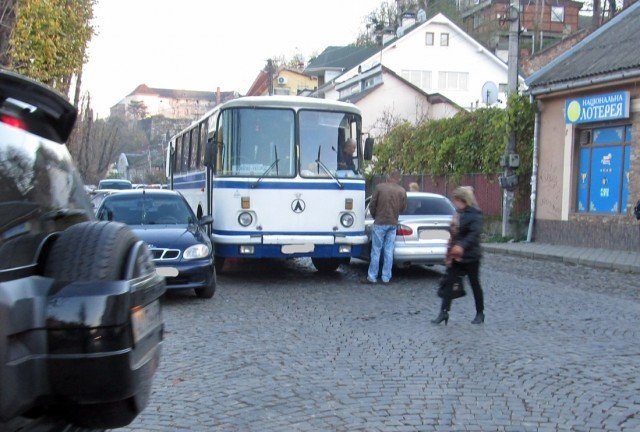В Ужгороді не розминулися автобус та легковик – 01