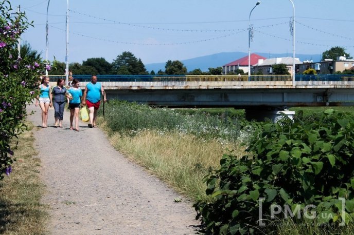 Рятуючись від спеки, мукачівці окупували Латорицю – 04