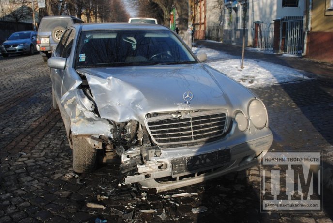 У Мукачеві біля військового шпиталю зіткнулись чотири автівки (ФОТО) – 01