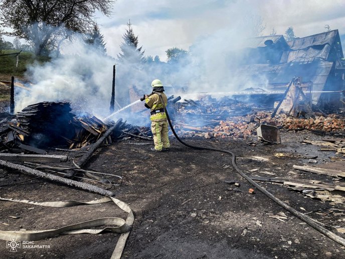 На Закарпатті сьогодні вирувала велика пожежа – 07
