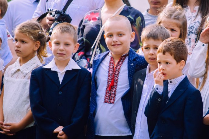 Для 690 ужгородських одинадцятикласників пролунав останній дзвінок – 02