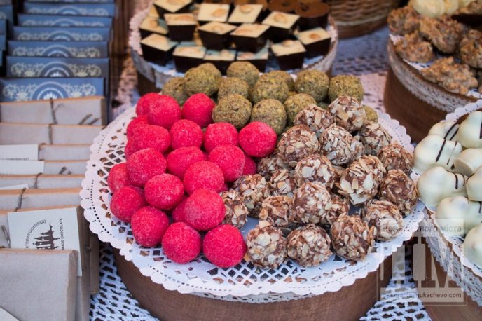 На ярмарку до Дня святого Мартина мукачівці куштують справжні ласощі (ФОТОРЕПОРТАЖ) – 15