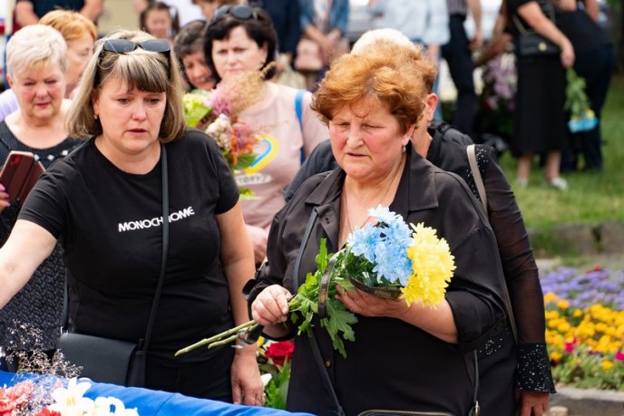 Отримав важкі поранення у Бахмуті: на Закарпатті поховали захисника – 04 Отримав важкі поранення у Бахмуті: на Закарпатті поховали захисника – 04