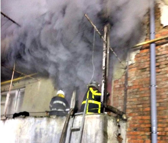 Пожежа у п’ятиповерхівці: з будинку евакуювали людей – 06