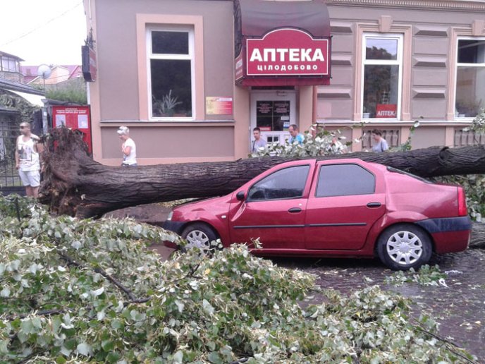 Рятувальники відзвітували про роботу з ліквідації наслідків буревію в Ужгороді – 01