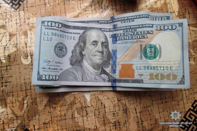 На вокзалі жінка виманила у 17-річної дівчини велику суму грошей та золото – 01