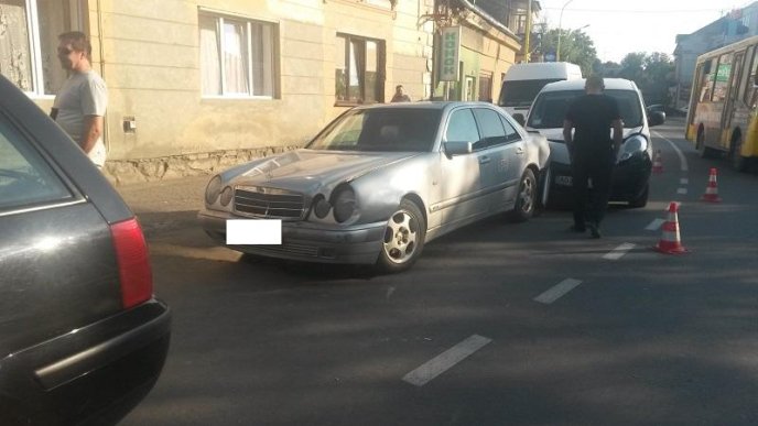 Потрійна ДТП в Ужгороді: зіткнулись "Volkswagen", "Mercedes" і "Renault" – 02