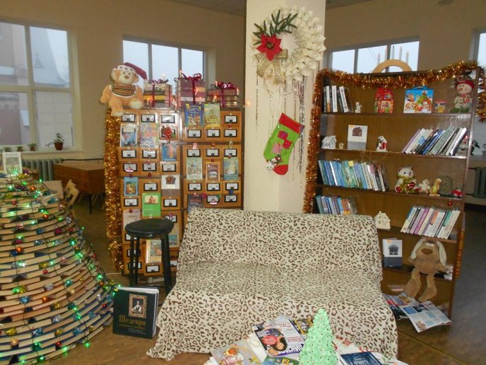 Ялинка, складена з книг, з’явилась у Мукачівській міській бібліотеці – 05