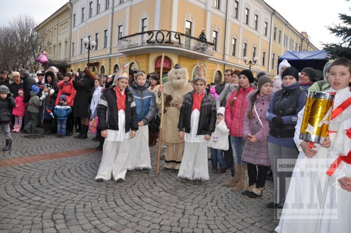 Цьогоріч “Червене вино” в першу чергу нагадує фестиваль шашлику, а вже потім вина – турист із Німеччини (ФОТОРЕПОРТАЖ) – 18