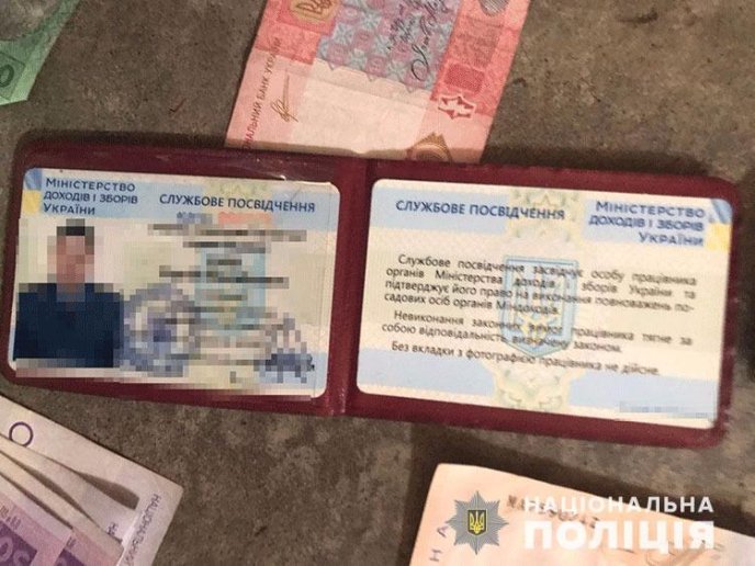 Поліція розповіла про злочинну схему працівників закарпатської митниці – 03