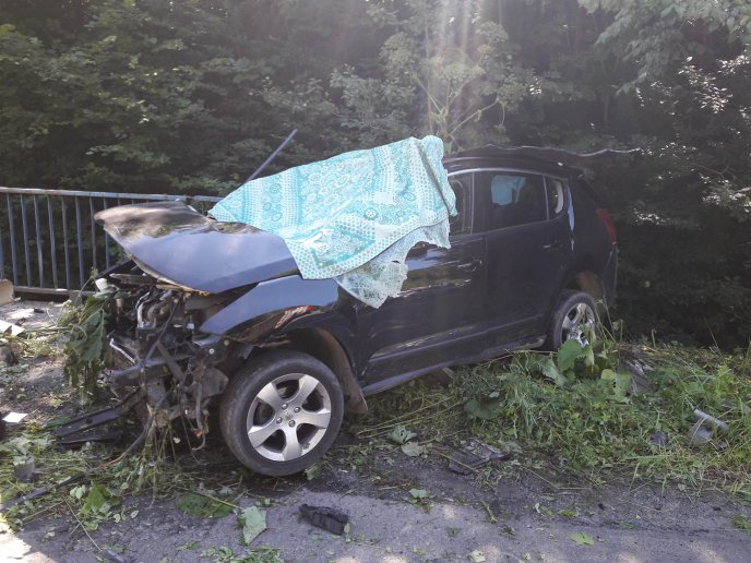 Смертельна ДТП на Закарпатті: внаслідок зіткнення з відбійником загинула жителька Львівщини – 01