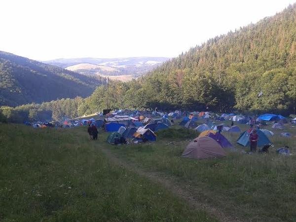 Без сцен та реклами: біля водоспаду Шипіт проходить рекордний з’їзд неформалів – 12