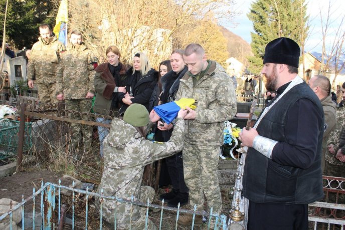 В області поховали військового, який із перших днів війни захищав Україну – 04