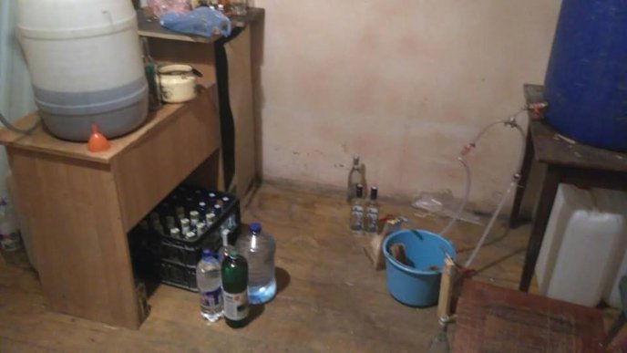 Правоохоронці Ужгорода виявили цех по виробництву "лівої" горілки та коньяку – 02