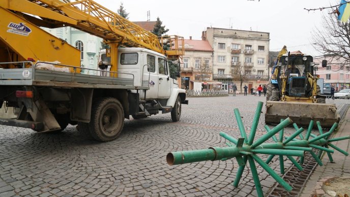 У центрі Мукачева почали встановлювати головну новорічну ялинку міста – 01