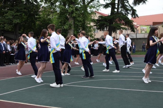 У школах Мукачева пролунав останній дзвоник – 03