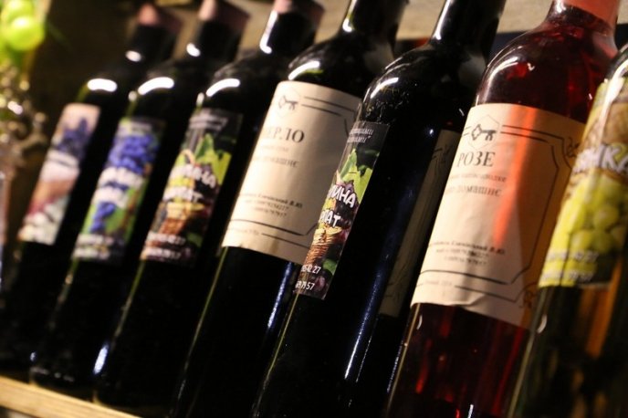 Закарпатські вина, смачні страви та дзвінкі пісні: у Мукачеві урочисто відкрили фестиваль "Червене вино" – 02