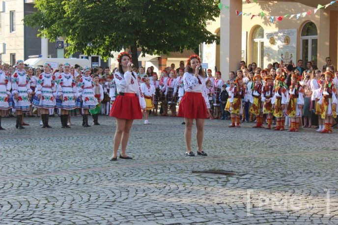 У центрі Мукачева стартував Всеукраїнський фестиваль "Смарагдові витоки" – 13