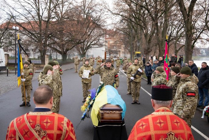 На Закарпатті поховали військового, який загинув у бою біля міста Соледар – 01