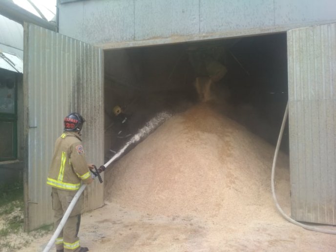 Рятувальники ліквідували пожежу на підприємстві – 04 Рятувальники ліквідували пожежу на підприємстві – 04