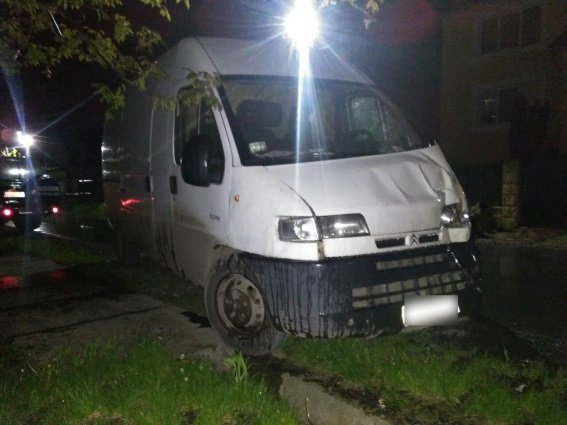 ДТП на Ужгородщині: мікроавтобус "Citroen" врізався в паркан дворогосподарства – 03