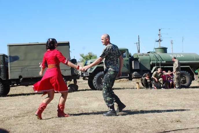 Для військовослужбовців 128-ї бригади організували фронтовий концерт – 12