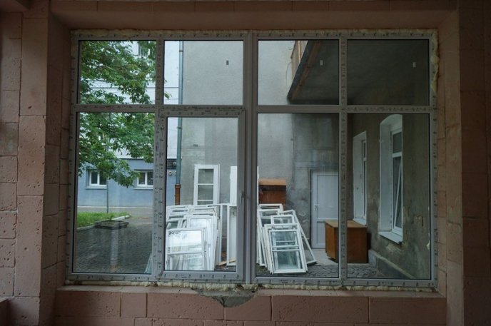 У Мукачівській ЦРЛ замінюють вікна та двері – 05